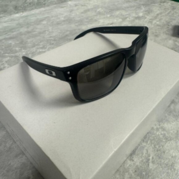 NEW | OAKLEY | HOLBROOK | 55 | MATTE BLACK | PRIZM BLACK | POLARIZED - Picture 1 of 5